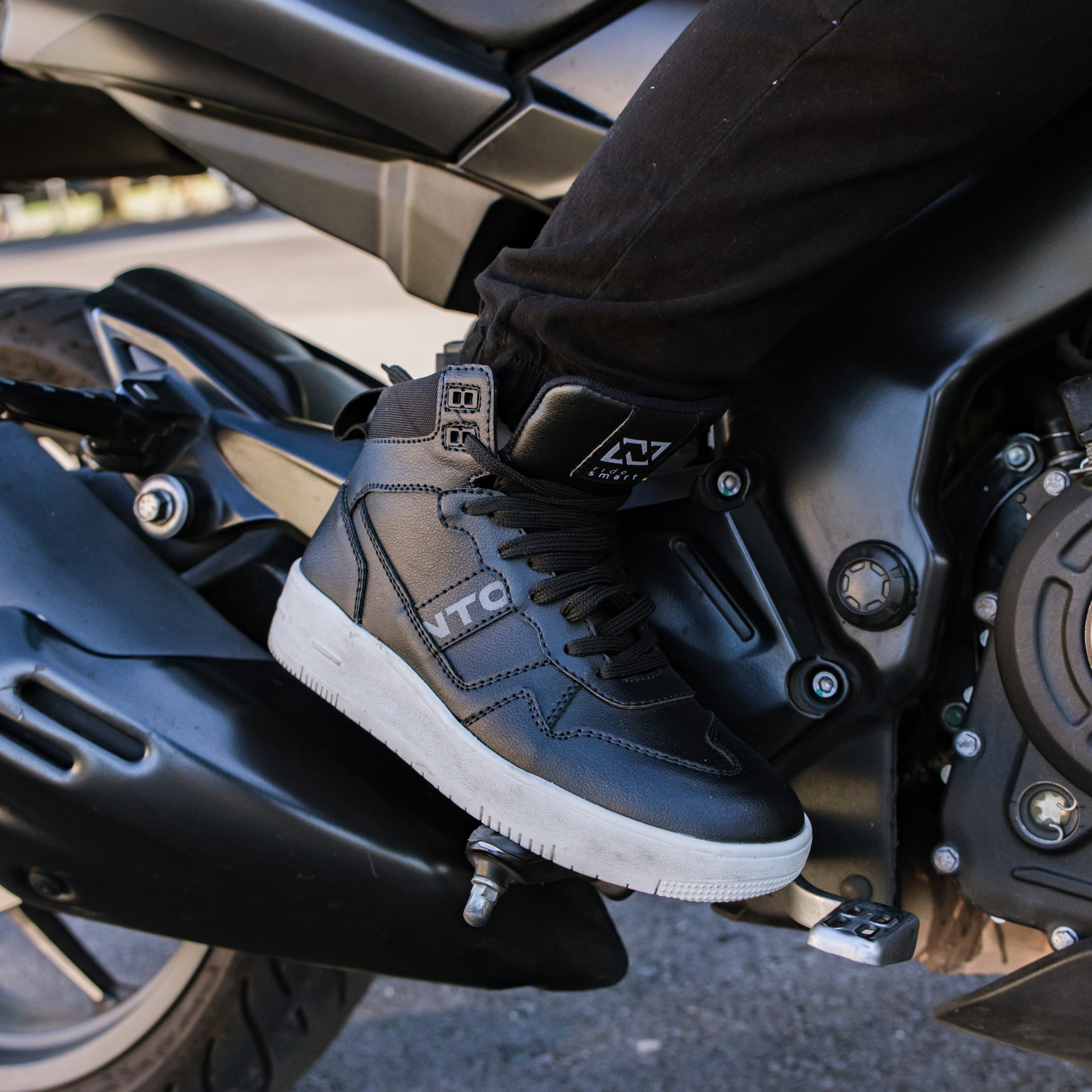 Sneaker NTO Commuter Mujer Negra